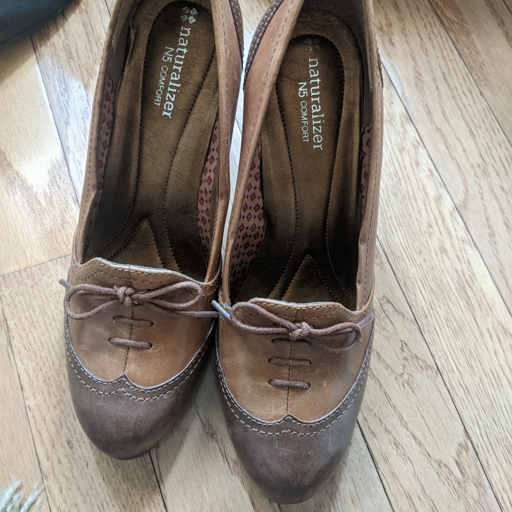 Heeled brown broughs